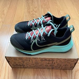 Mens like new Nike Pegasus 4 Trail running shoe